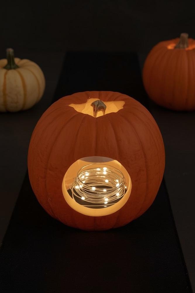 Hohle Kürbis-Laterne mit mattem Glas-Inlay und warmweißem LED-Licht